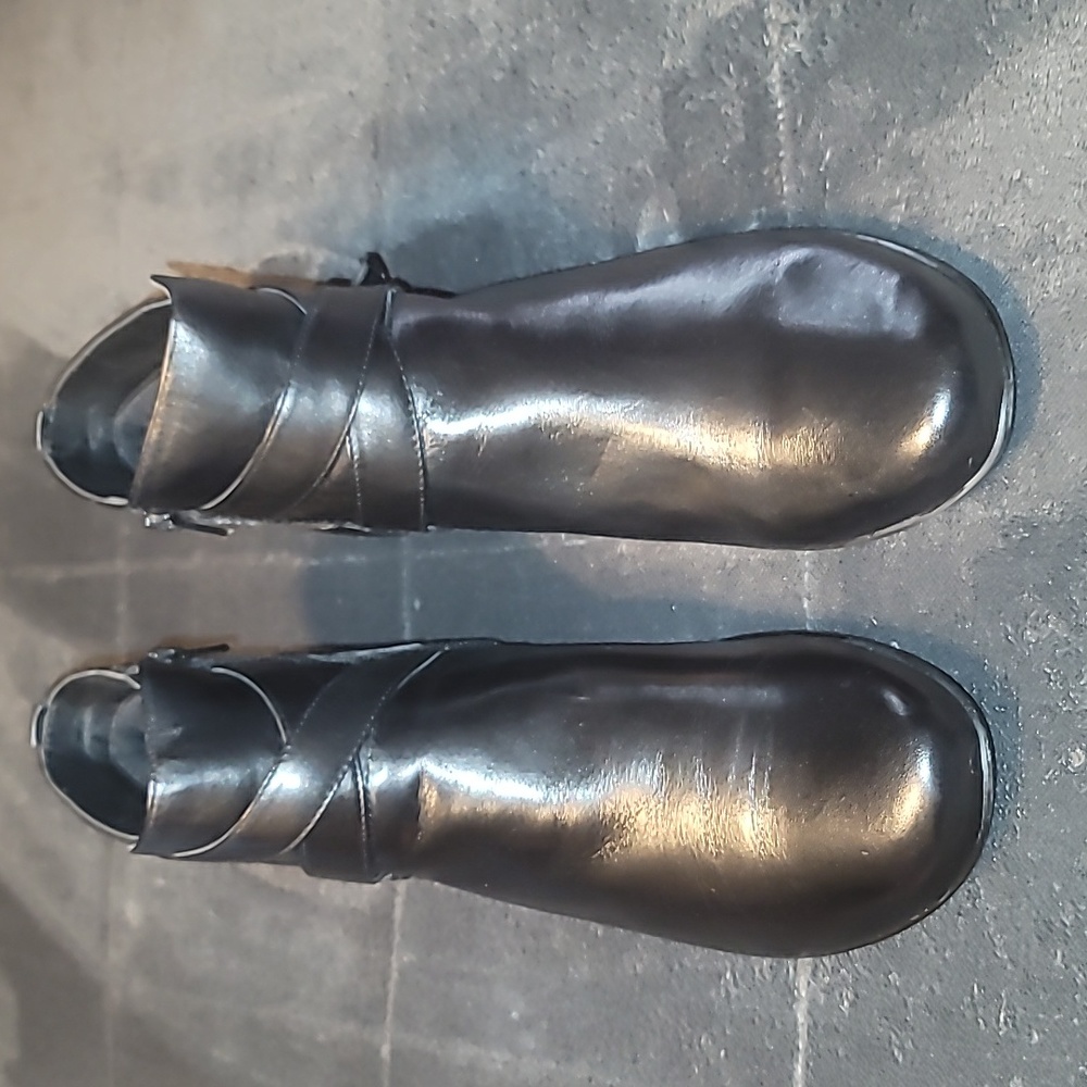 Naturalizer "Cassandra" Leather Bootie, Black: Size 12